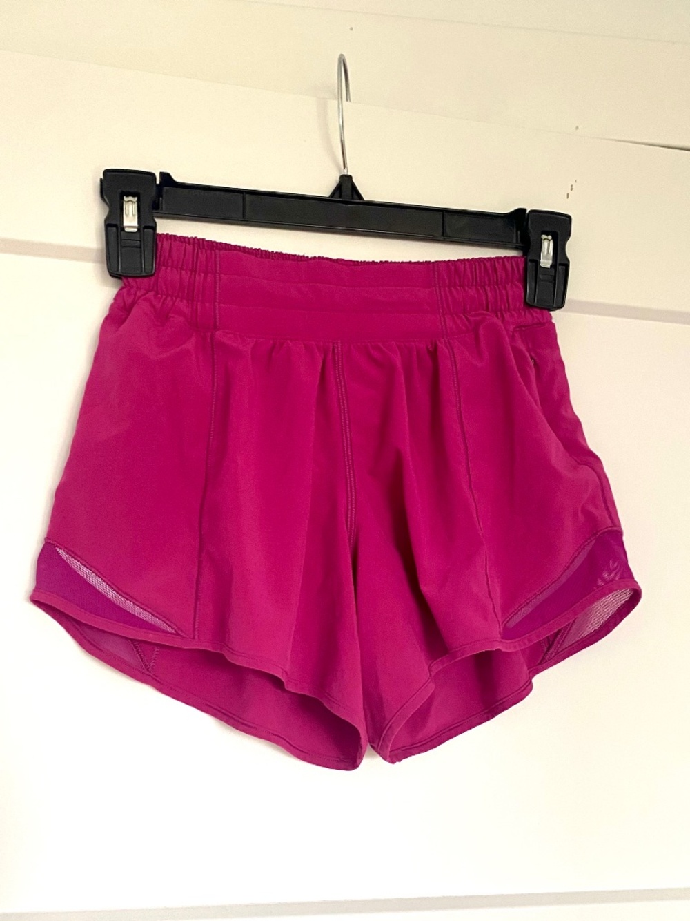 Women’s Lululemon athletica Hotty hot shorts size 2 bright pink perfect conditio